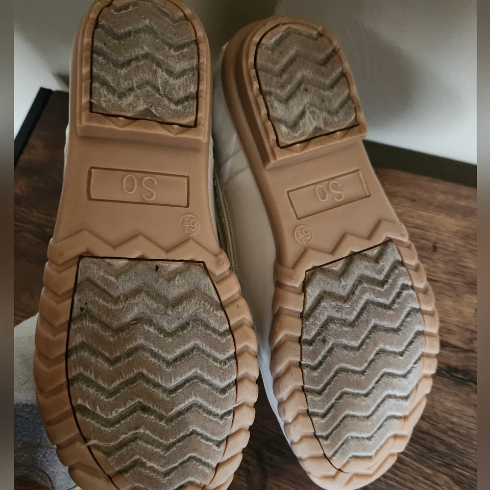 SO Cream Quilted Duck Boots Size 6.5